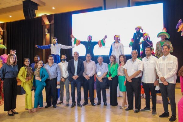 Miembros de Junta Directiva de la CCIC en el lanzamiento.